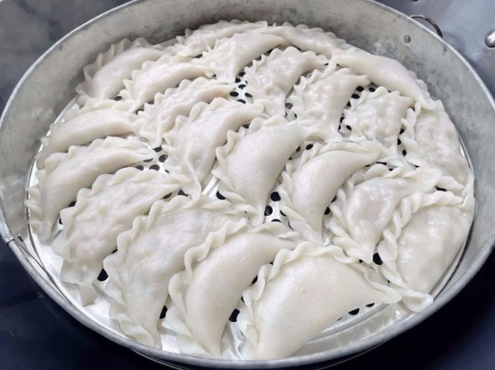 角仔糍,也叫"粘米角",外皮主要以粘米粉为原料,常见的馅料有炒制的