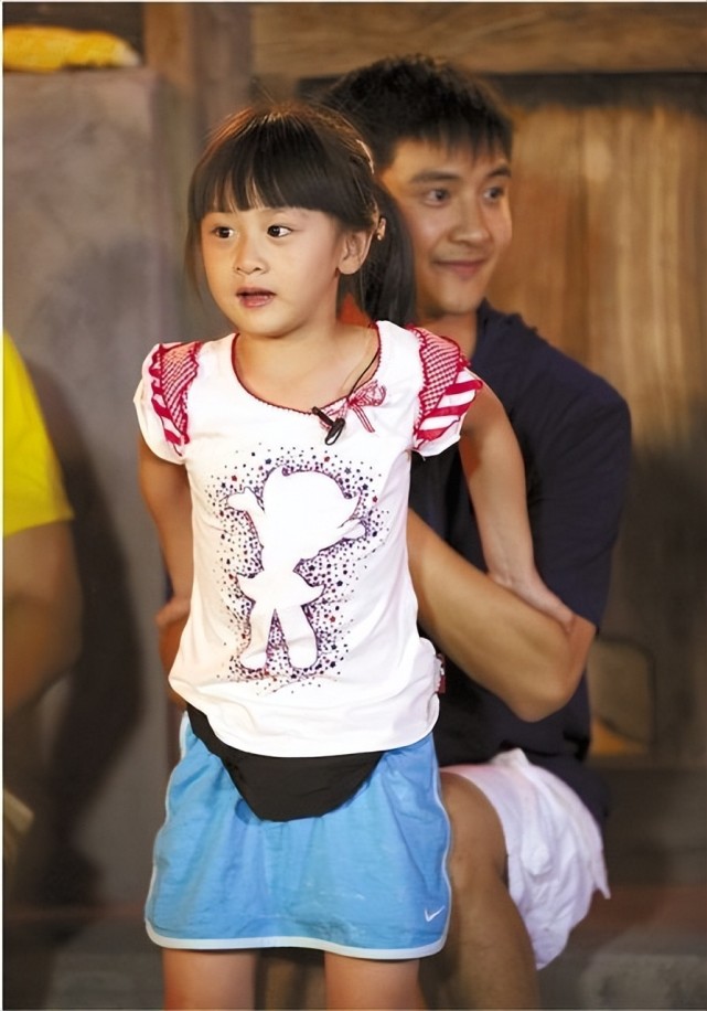 田亮带14岁森碟跳舞太搞笑!女儿白净长腿太抢镜,长发披肩好可爱
