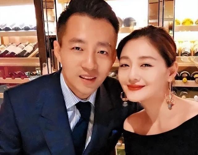 大s前夫汪小菲晒新视频,愤怒辟谣说自己公司没破产,坚持做实体