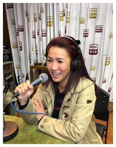 香港歌手黎瑞恩人到中年离异患癌49岁独自抚养子女没再婚