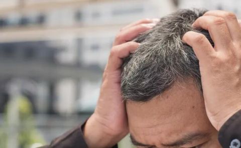 白发增多可能与这4种营养素缺乏有关不想须发早白快补起来