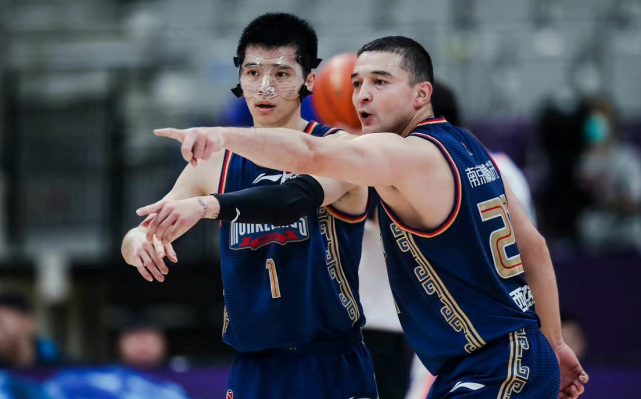 同样是球员兼主教练,把同曦队和江苏队放在一起,差别就体现出来