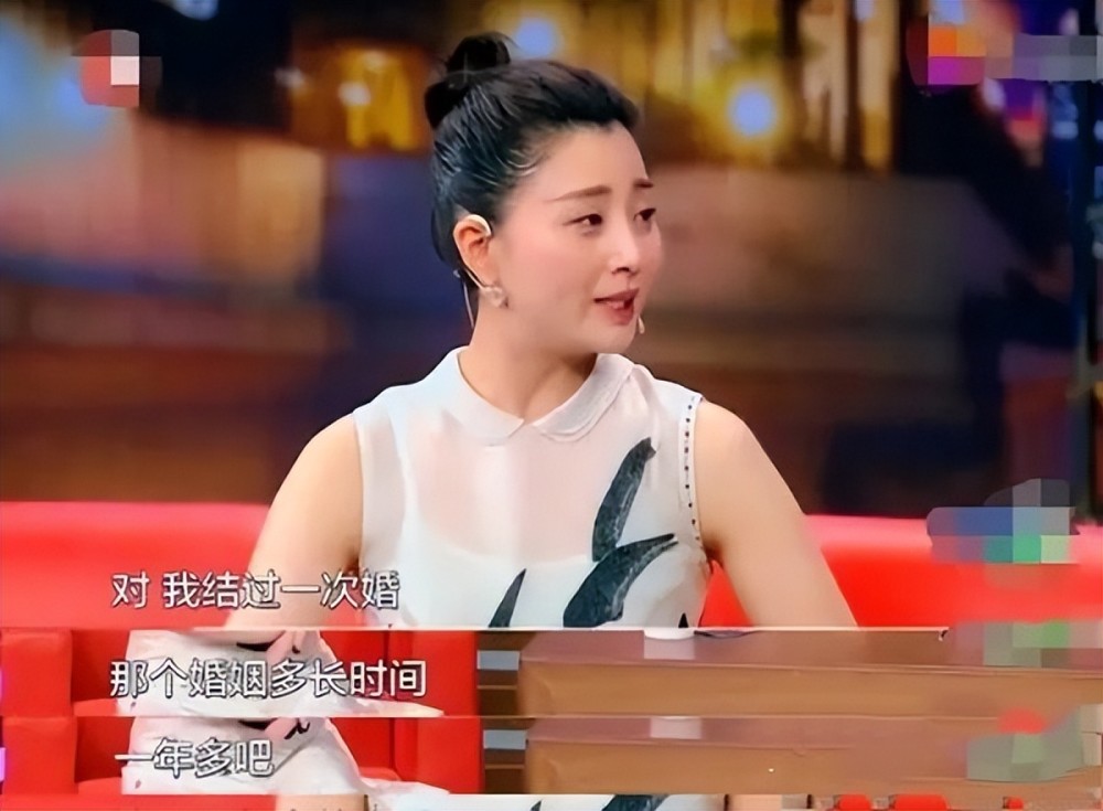 殷桃收工后与闺蜜逛商场穿开叉裙秀纤腰背影似妙龄少女