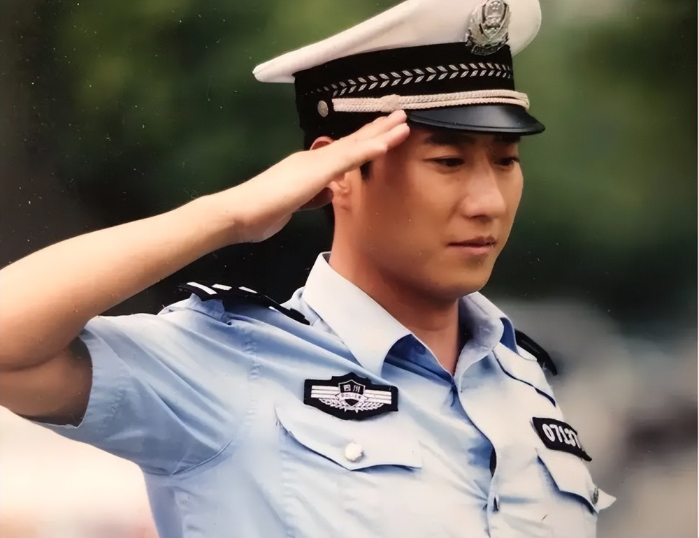从普通交警一跃成为网红给大家带来无数欢笑的谭乔抑郁了