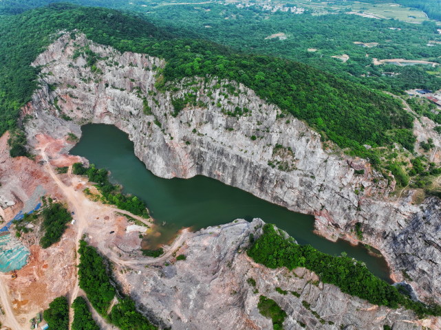 南京小三峡十里长山凹水面狭长曲折刀劈斧削般峭壁适合打卡拍照
