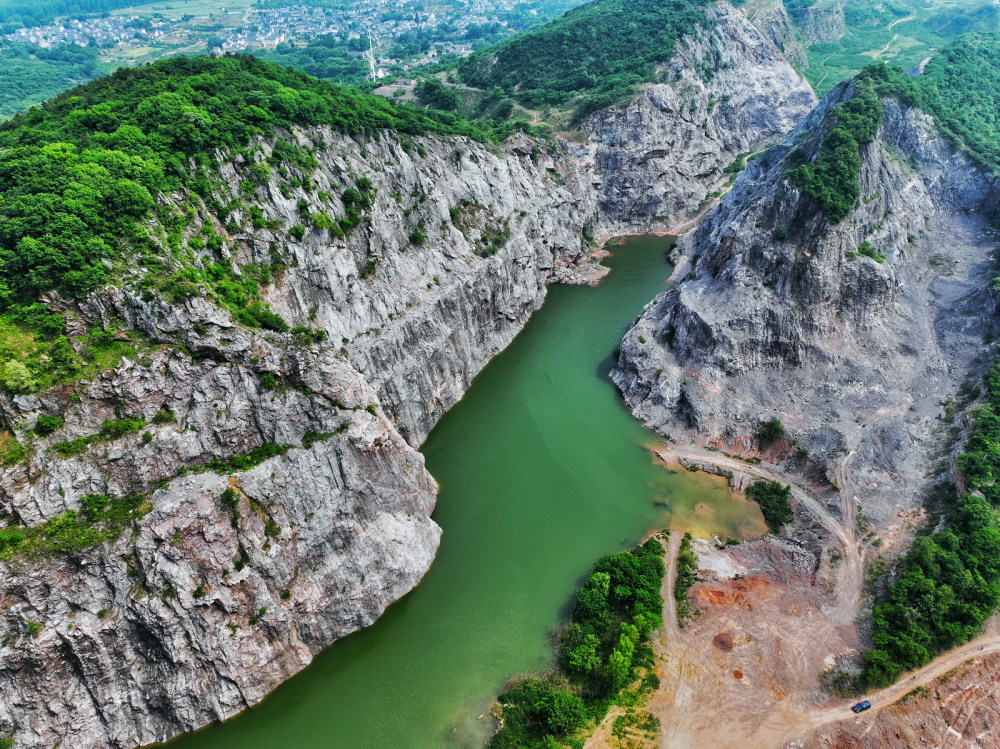 南京小三峡十里长山凹水面狭长曲折刀劈斧削般峭壁适合打卡拍照