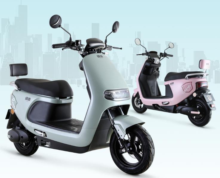 绿源 mub欧萌整车尺寸1755×745×1085mm,属于中大型电动摩托车,采用