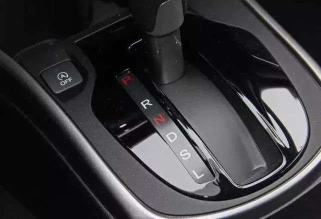 自动档汽车上的档位共有六个位置,从上到下分别为:p(泊车挡),r(倒车挡