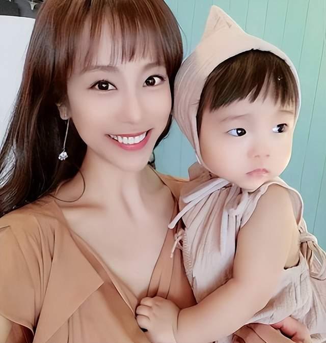 近日,女星赵敏雅放出了一张抱着孩子的照片,从照片中能感受到他们母子