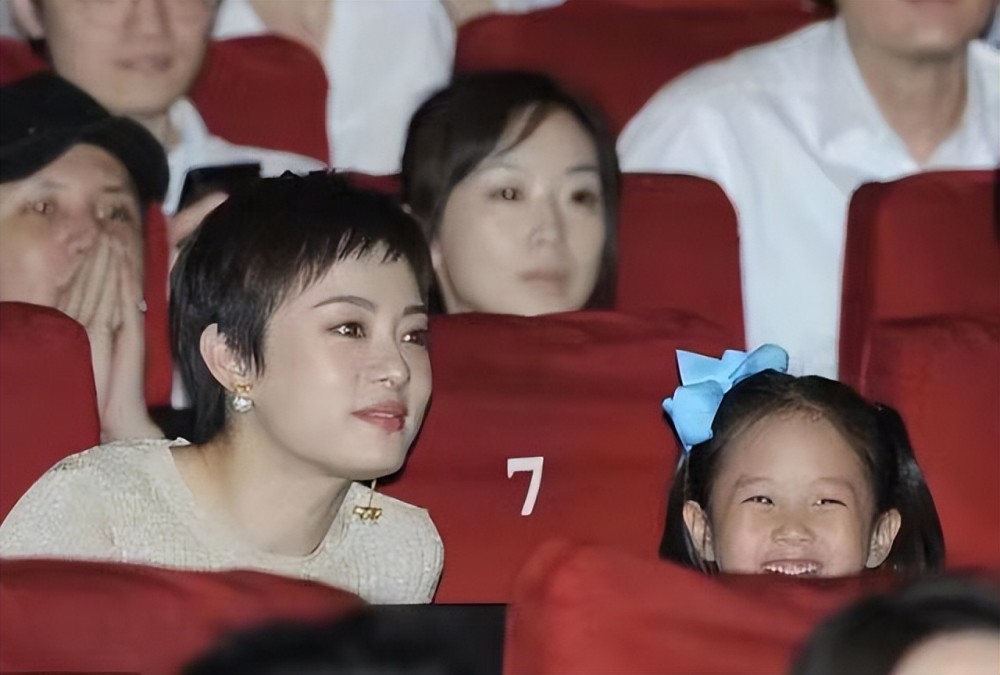 邓超孙俪一家四口甜蜜现身儿女继承高颜值穿搭像王子与公主