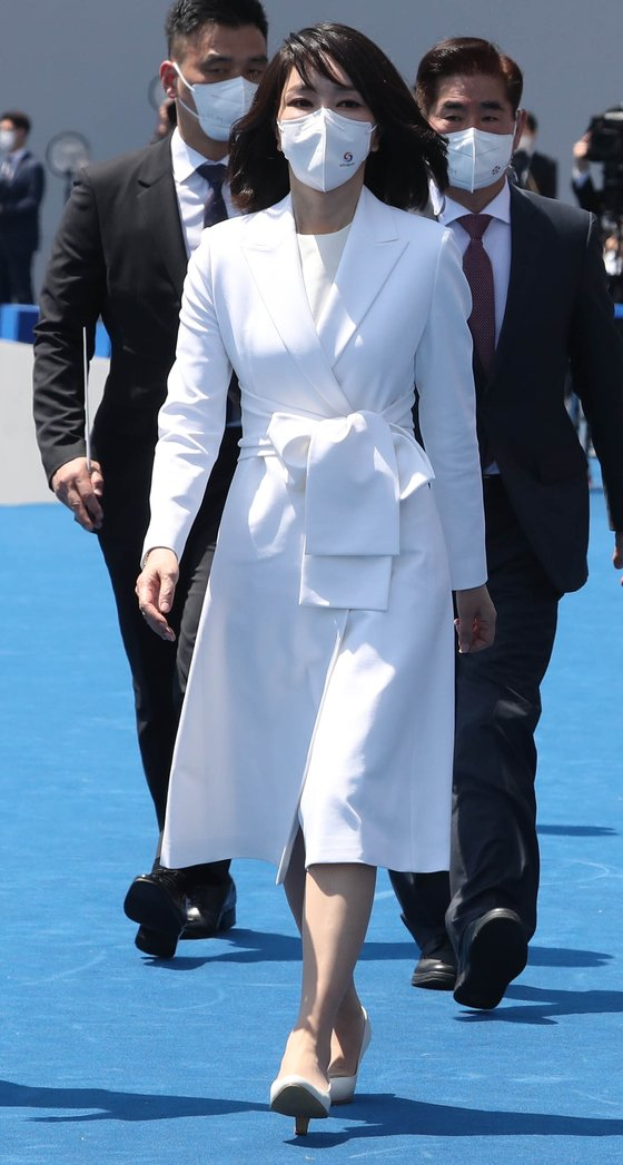 韩国新总统夫人惊艳亮相穿搭成时尚顶流晚宴现场教训丈夫