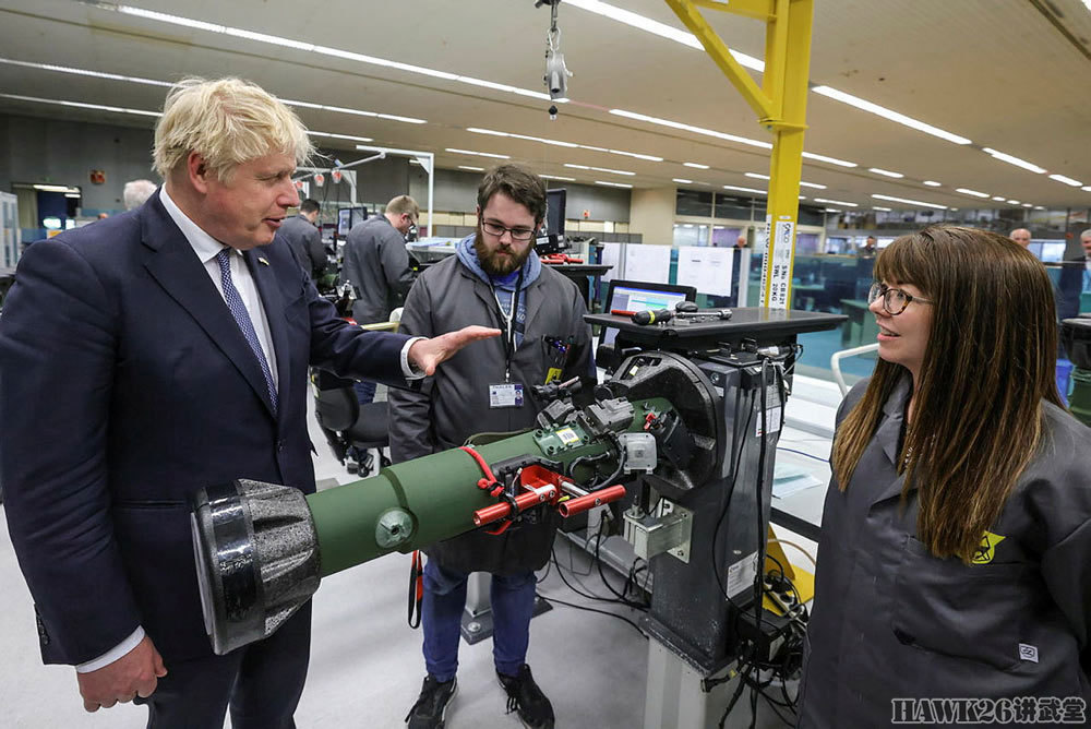 英國首相鮑里斯視察軍火巨頭泰雷茲公司親自操作導彈故作姿態