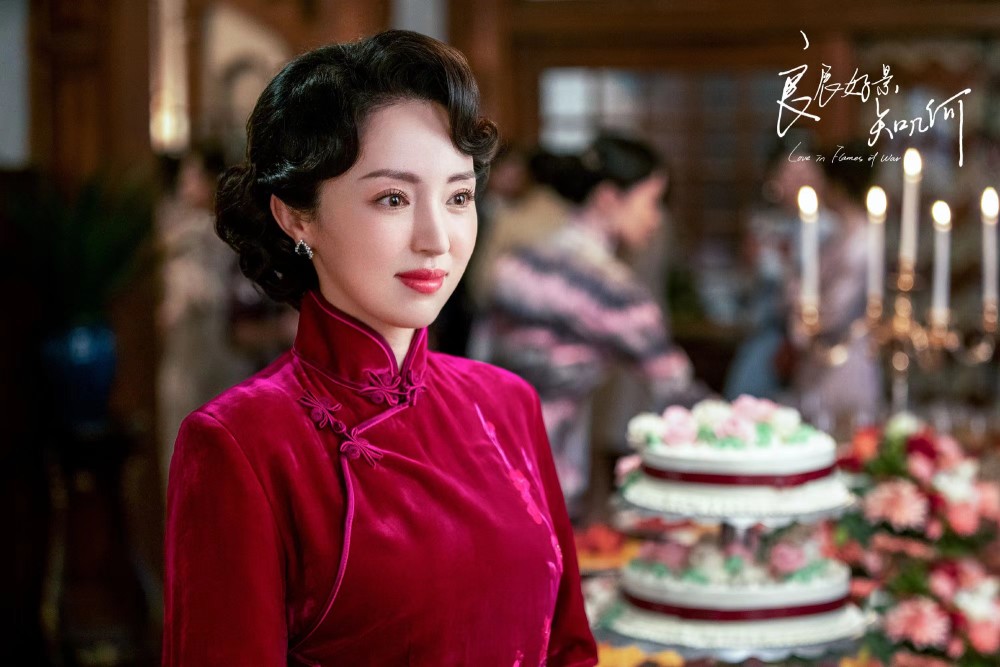 董璇都演"后妈"了?风情感瞬间拉满,完美诠释出旗袍的魅力插图