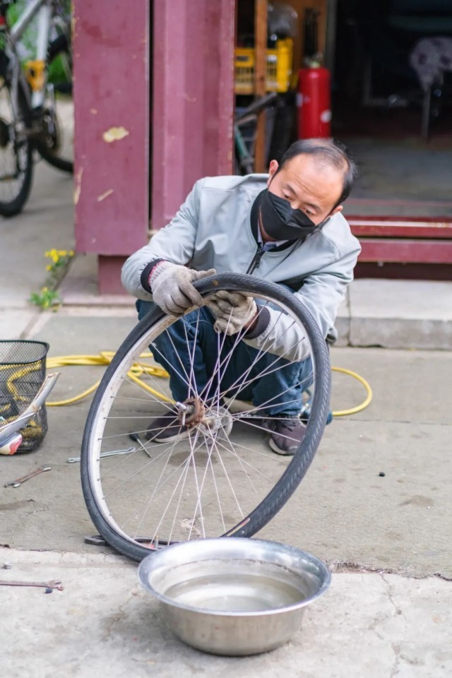 16年，他在北大修了50万辆自行车……安亭地铁