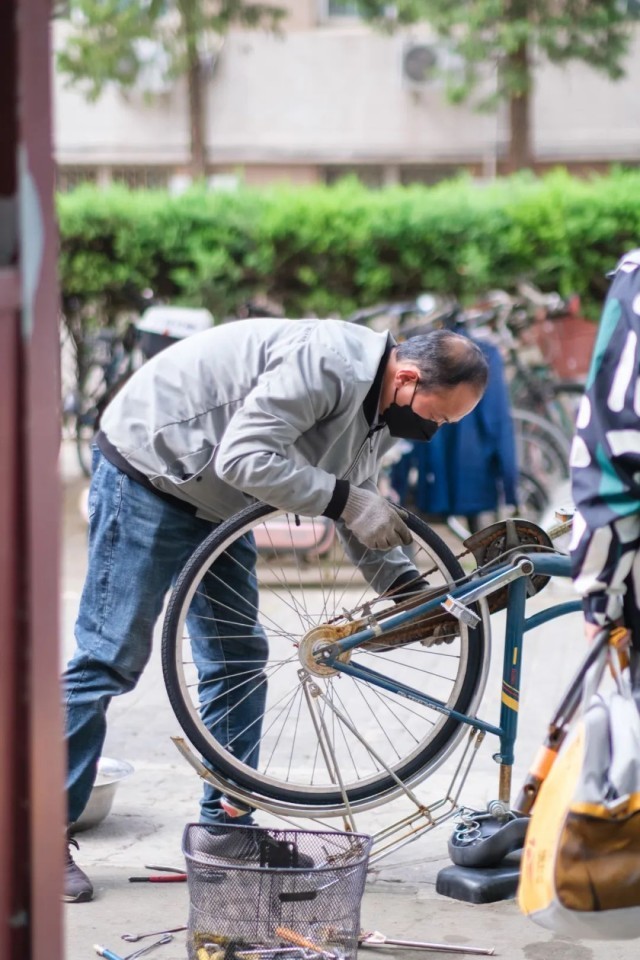16年，他在北大修了50万辆自行车……安亭地铁