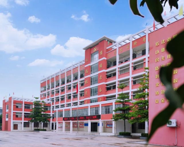 悠悠让人记忆深刻那一片黄土滩这里偌大的校园里曾经贵港市港南中学