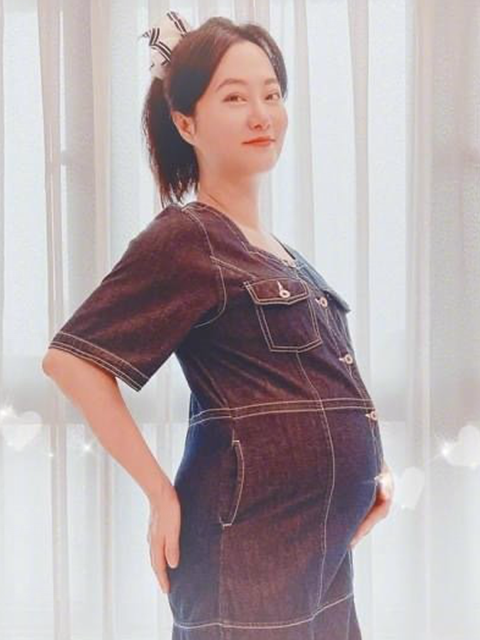 42岁美女主持报喜讯穿牛仔裙秀30周孕肚结婚5年曾多次流产