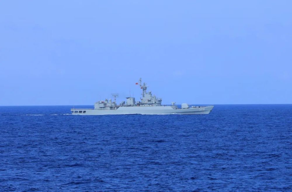 今天上午，海军第41批护航编队起航奔赴亚丁湾