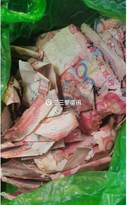 為了防止錢被盜,又擔心存銀行不靠譜,於是把兩萬多元現金用塑料袋包上