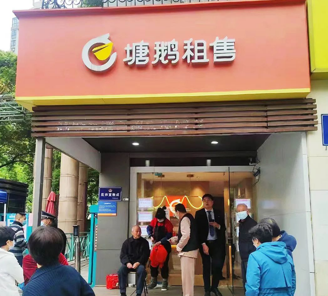 塘鹅租售名景台,温馨人家店举办免费的便民理发服务(文中图片由龙湖