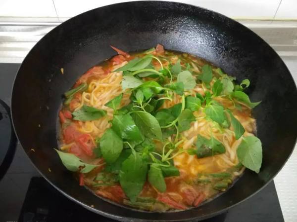 最典型的吃法是凉拌,夏天的时候,荆芥拌黄瓜几乎是河南人家家必备的