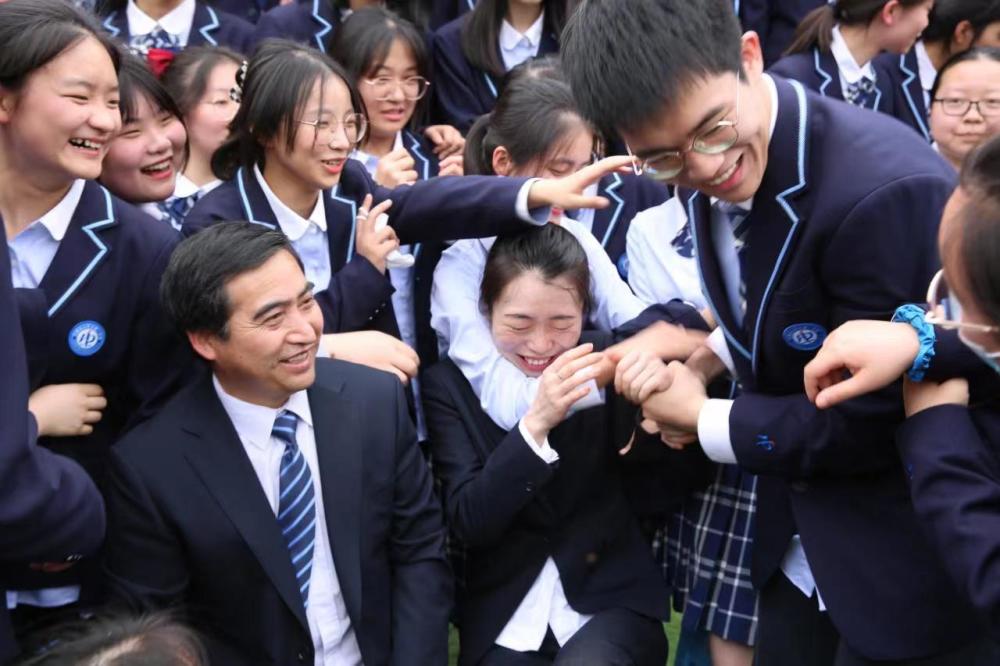 合肥一中开拍超级毕业照