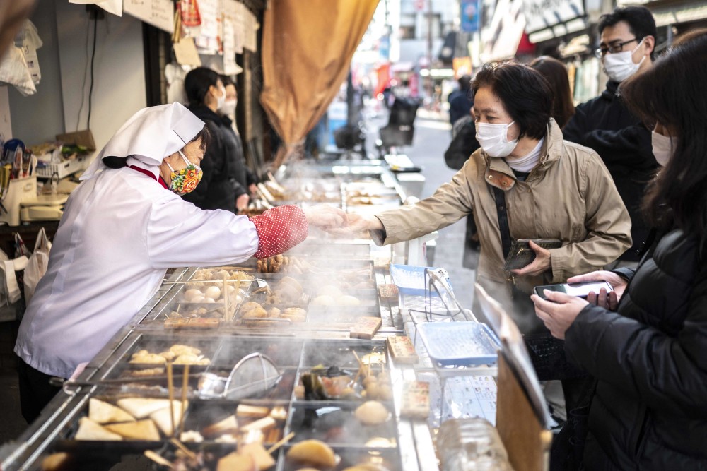 3月9日,顧客在日本東京街頭購買關東煮.