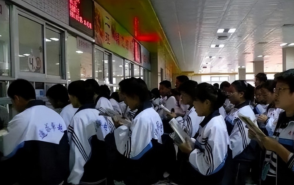 从网络上流传出来的照片中,我们不难发现,衡水中学的学生无论是做操