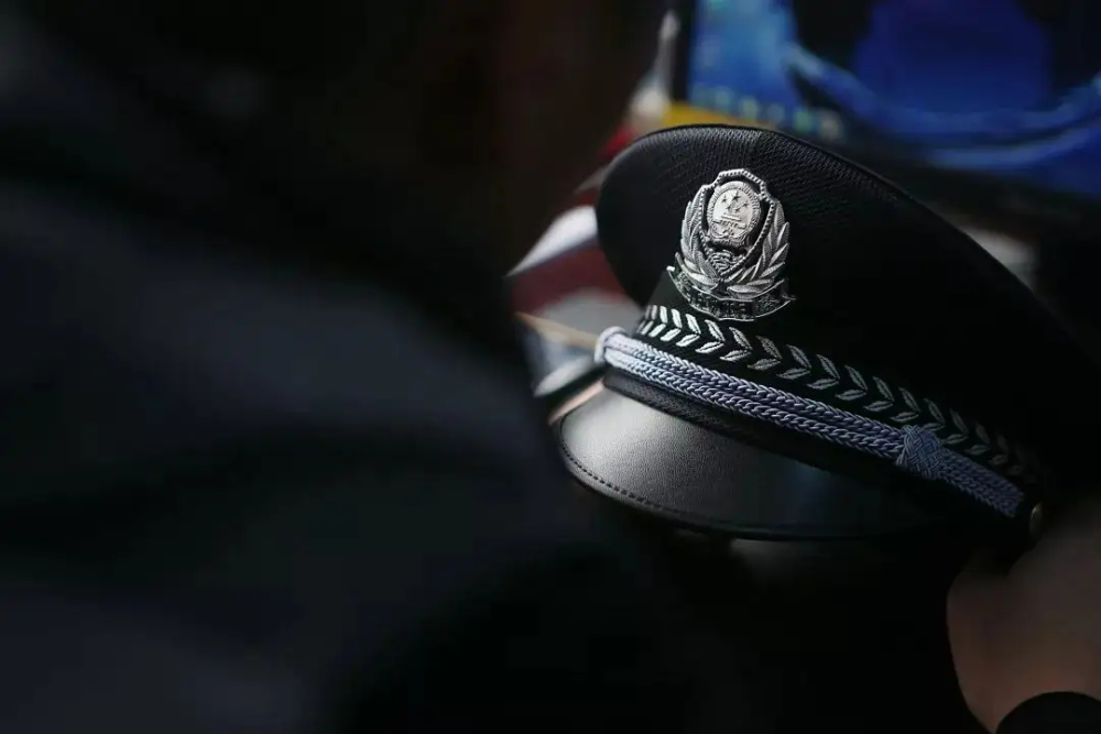 他是与白魔对峙的禁毒战士10年来他数次以身犯险从未退缩