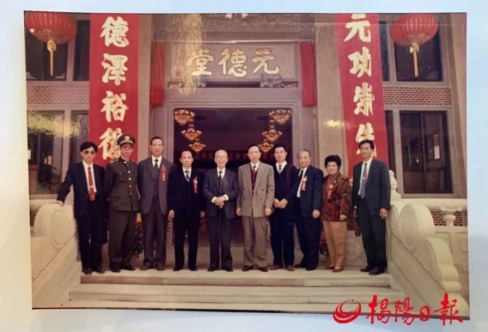 1993年,邱金元紀念中學舉行落成慶典,邱子文先生(左五)和領導嘉賓