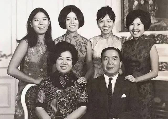 包玉刚和四个女儿们其中,包玉刚将bw交给了长女长婿包陪庆和包苏海文