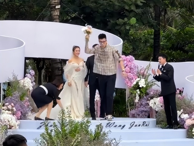 辽宁男篮年轻球员悉数到场赵继伟婚礼的手捧花张镇麟一手遮天