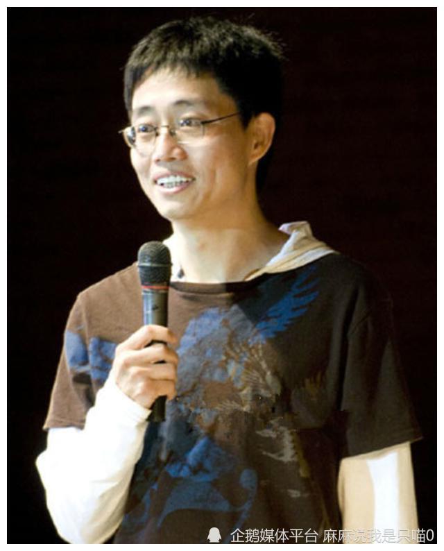 白天,作为一个高智商生化博士,黄西在实验室里面做着各种高大上的实验