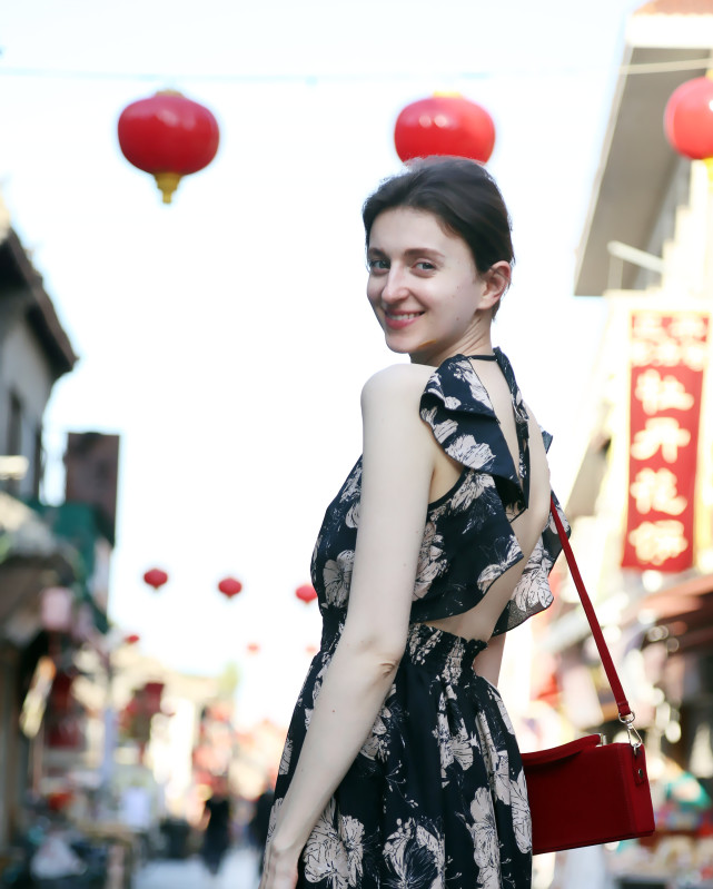 白俄罗斯美女模特身高1米8,零彩礼嫁给河南小伙,超爱吃鸡蛋灌饼_腾讯