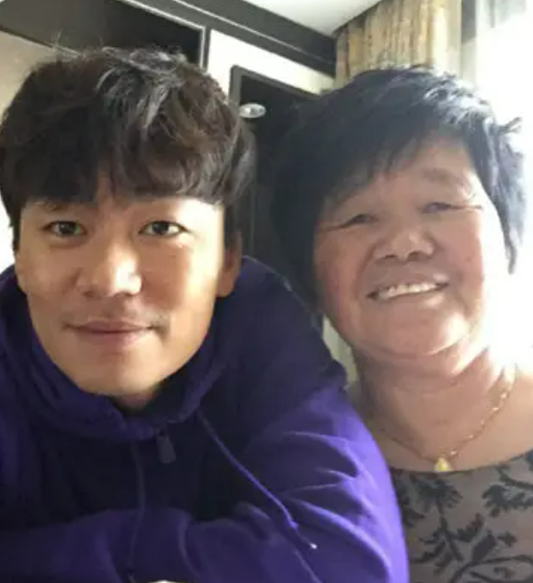 王宝强母亲刘焕,为儿子的婚姻操碎心,因病离世让王宝强愧疚一生