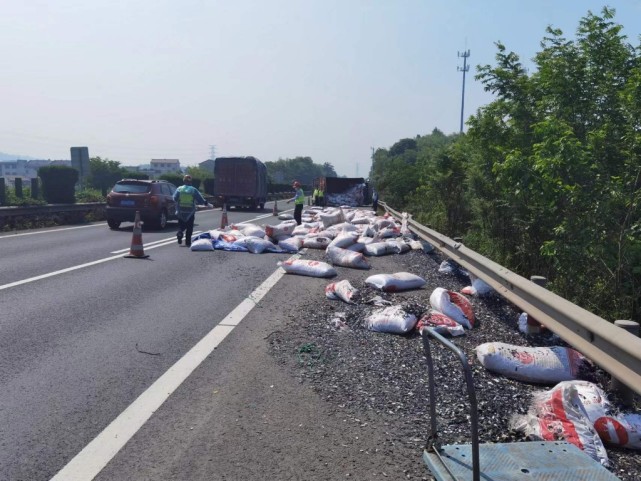 高速上一货车失控翻车,多位过路司机施救