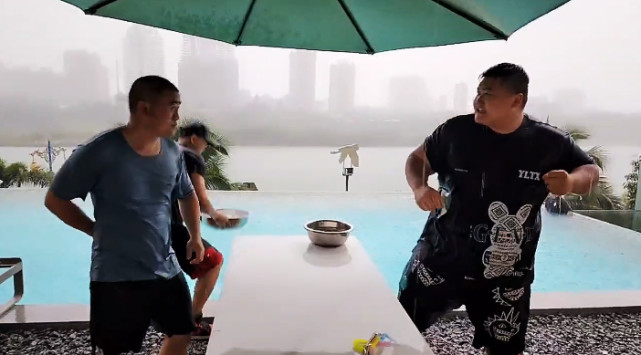 集梦会长带员工团建,玩起了泼水游戏,直男老陈面对美女毫不手软