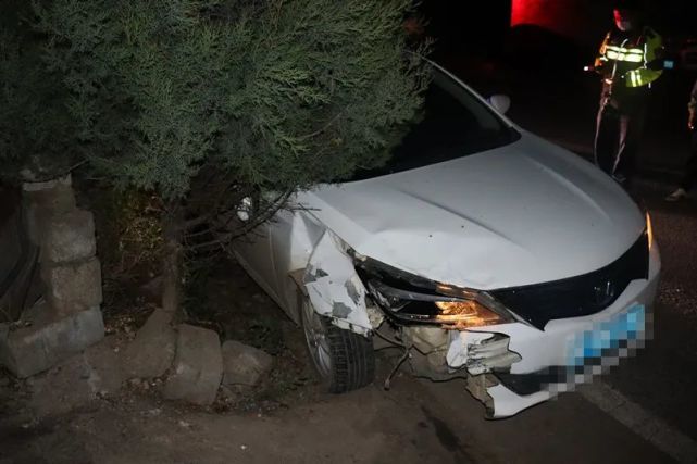 由於肇事車輛已經逃離現場,民警立即沿線進行追蹤,在距離事故現場500