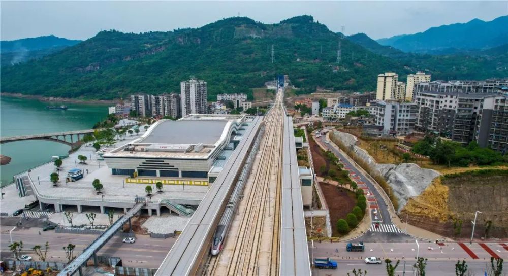 鄭渝高鐵雲陽段進入運行試驗站內畫面搶先看