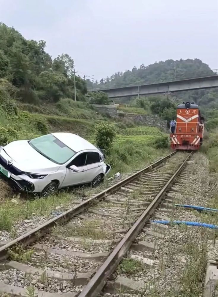 貴陽一轎車與行駛火車頭相撞司機關著車窗沒聽到火車鳴笛聲