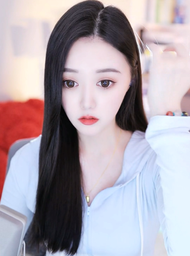 神豪"0哥"看上文徒洛瑶,冲进文儿直播间叫妈,直言要上门提亲