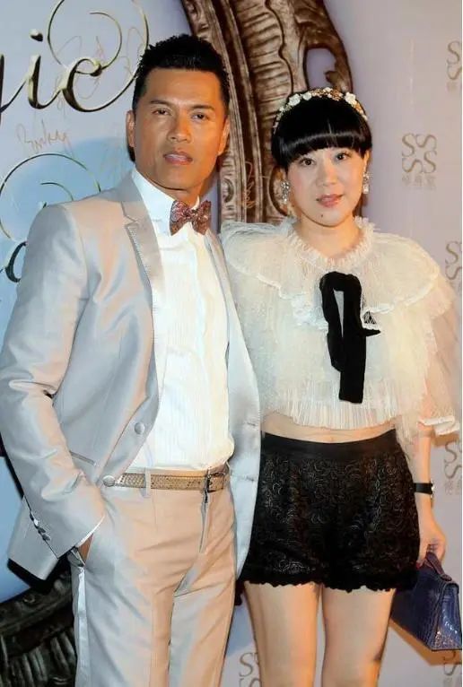 很多的变化,以前吕良伟大晚上的总喜欢出去喝酒出去玩,但有了老婆之后