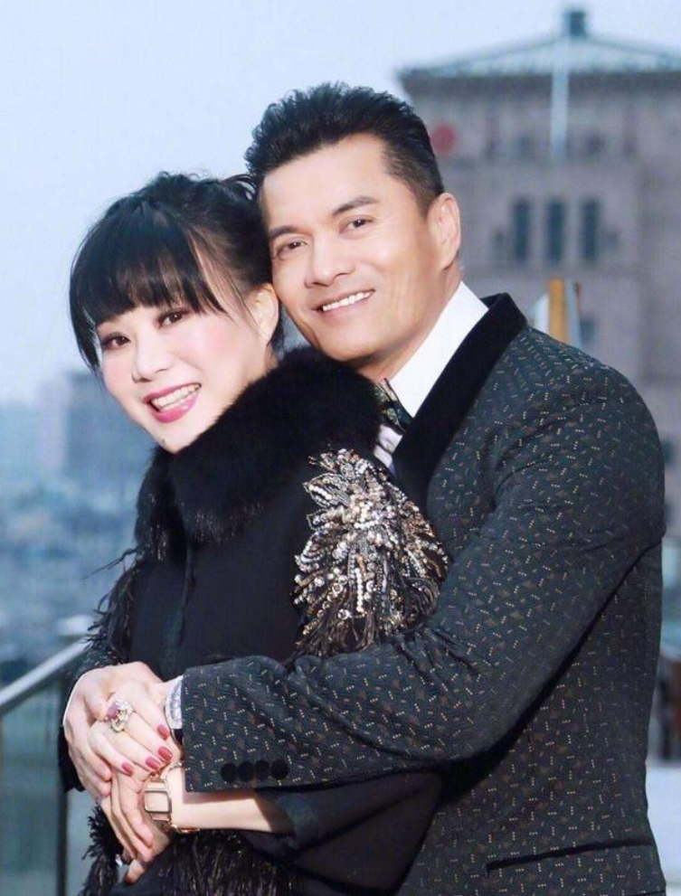 富婆杨小娟嫁三婚影帝吕良伟婚后育有一子成人生赢家