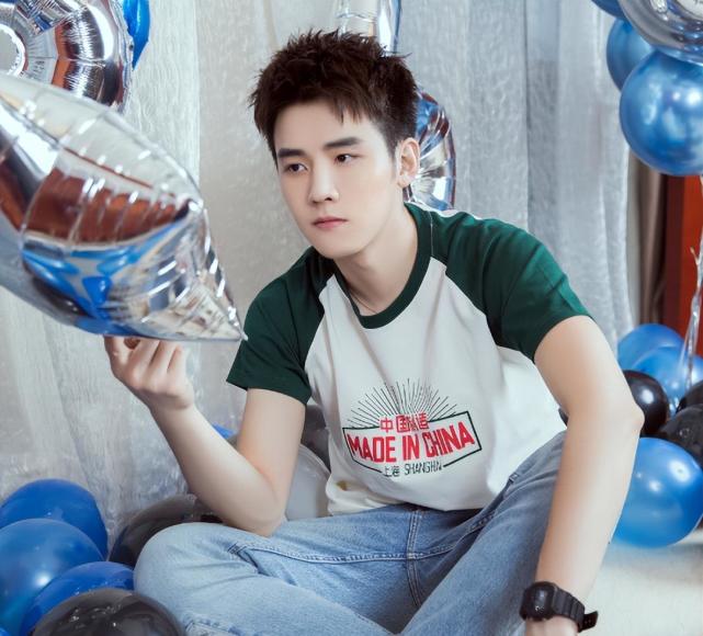 任豪做核酸插队遭斥,工作室:意外扭伤脚,已取得同意