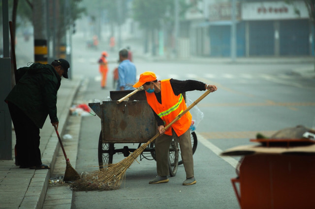 我们配备了垃圾桶环卫工人还是不行?