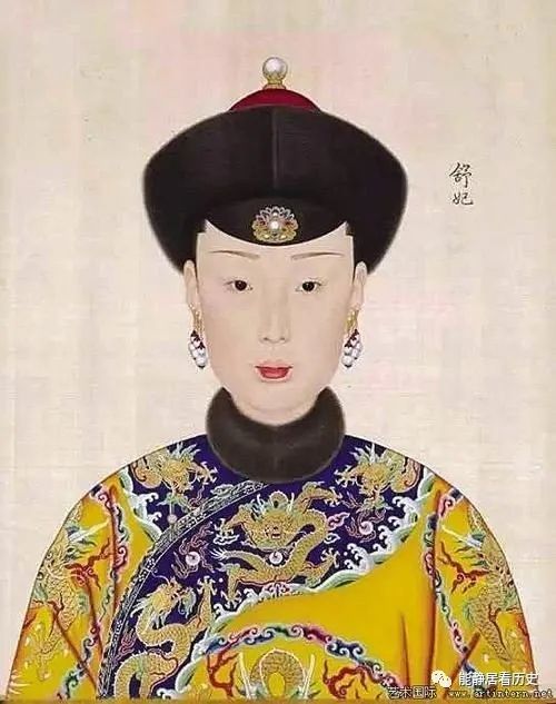 值得一提的是,虽然未能被立为皇后,原因是富察氏皇后去世和乌拉那拉氏