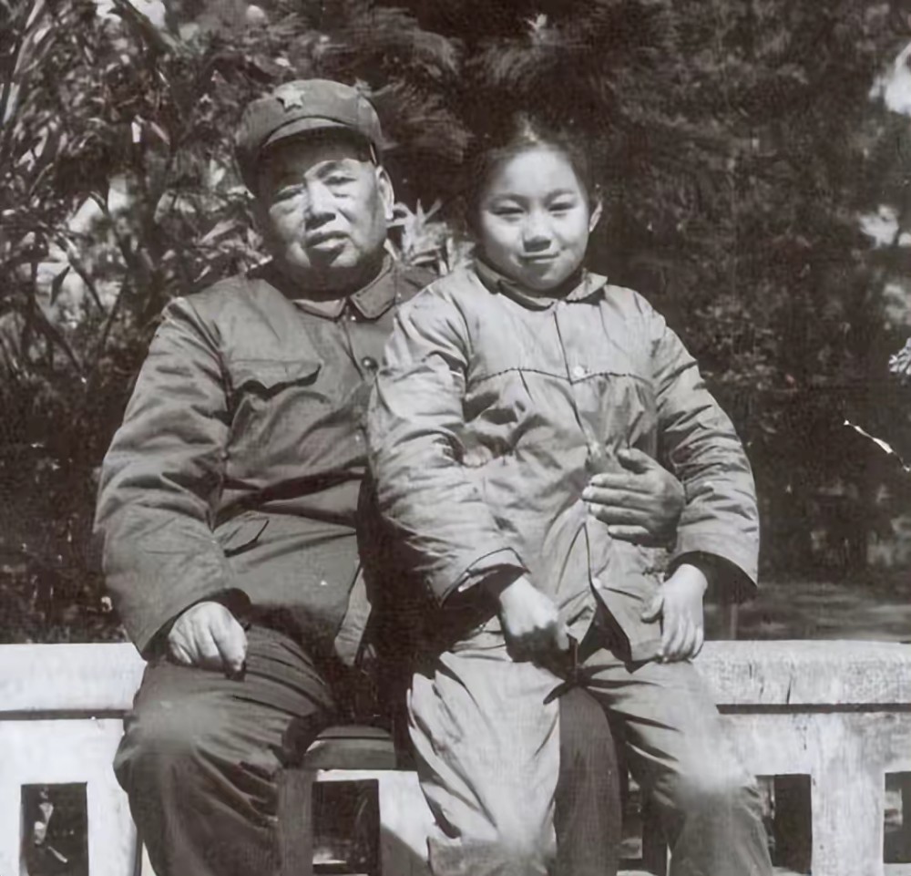 许世友上将的孙女许道江天生丽质为人低调任火箭军卫生局局长