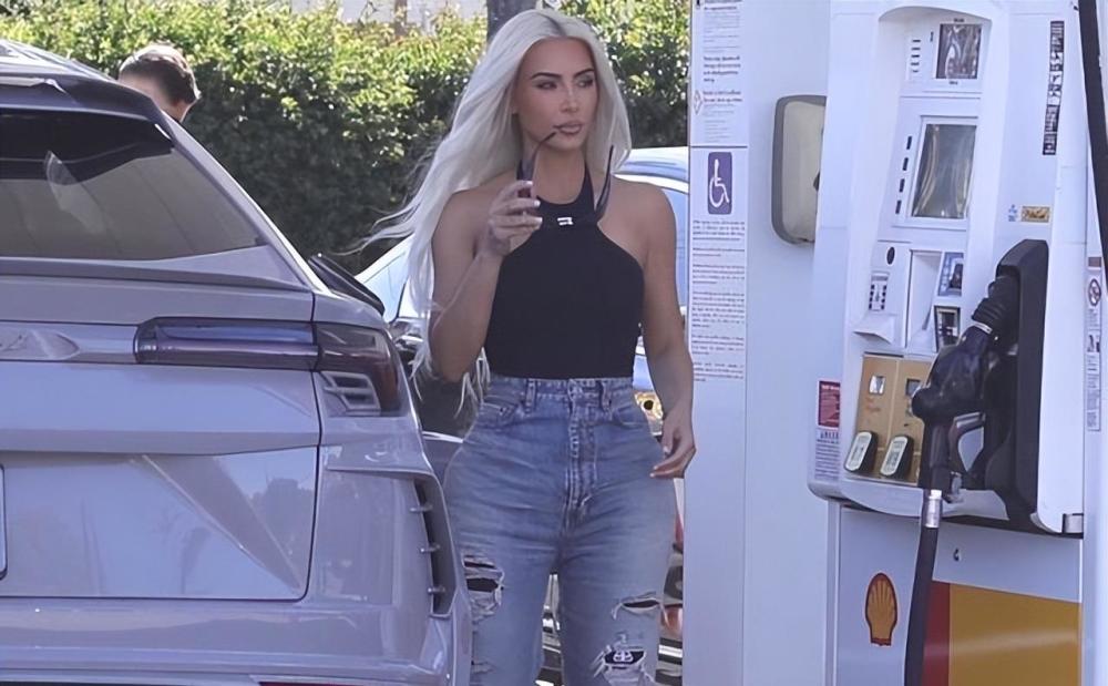 金卡戴珊停车加油太酷,一头白发飘逸!紧身吊带秀身材,腰好细_腾讯新闻