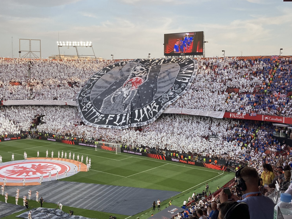 法兰克福的冠军之路离不开球迷雄鹰代表着怎样的球迷文化