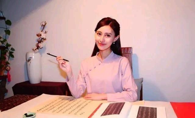 陕西电视台第一新闻主持人谈秋月,书法与颜值都很高,引人盛赞